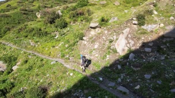 Escursionista Sesso Maschile Uomo Con Zaino Trekking Escursioni Sul Sentiero — Video Stock