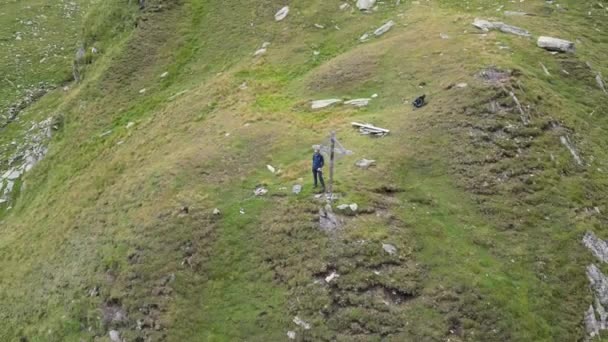 男性のハイカー から離れて テクセルグループ サウスティロル イタリアの山岳パノラマとサミットクロス — ストック動画