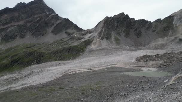 Vuelo Hacia Col Eisjchl Con Campo Pedregales Panorama Montañoso Lago — Vídeo de stock