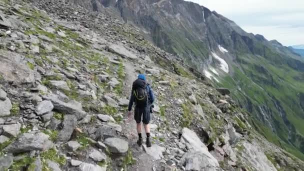 Escursionista Sesso Maschile Uomo Con Zaino Trekking Escursioni Sul Sentiero — Video Stock