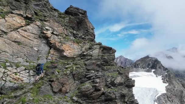 男性登山家 テクセルグループ サウスティロル イタリアの山岳パノラマに向かって岩を登るトレッキングバックパック — ストック動画