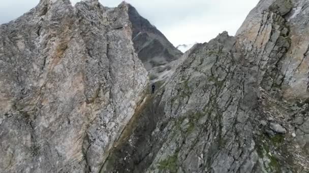 テクセルグループ サウスティロル イタリアの山岳パノラマに向かってドローンを制御する男性のハイカー とヨハネシュパルト フォルケラジョバンニョ を介してドローン飛行 — ストック動画