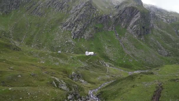 Vol Travers Vallée Vers Cabane Alpine Lodnerhuette Rifugio Cima Fiammante — Video