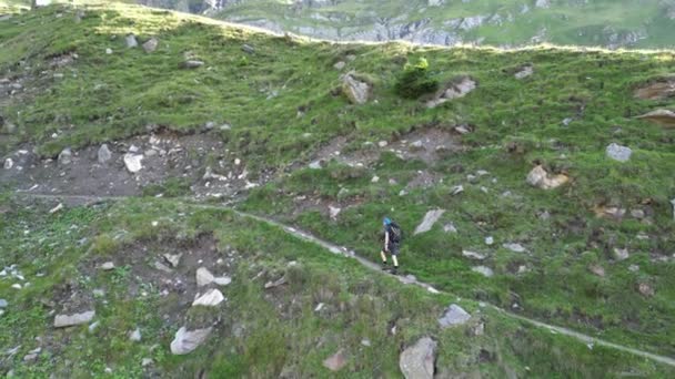 Escursionista Maschio Uomo Con Zaino Trekking Escursioni Sul Sentiero Verso — Video Stock