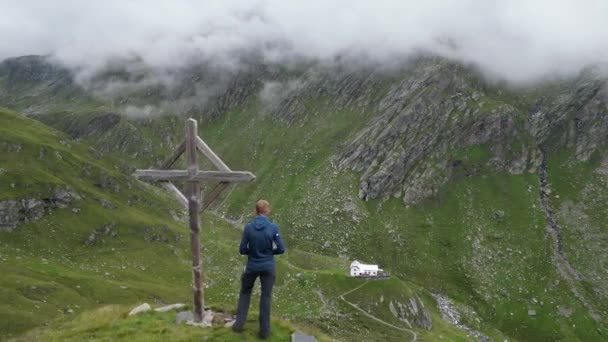 Flight Male Hiker Man Summit Cross Alpine Hut Lodnerhuette Rifugio — Stock Video