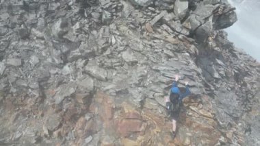 Erkek dağcı (adam) bulutlarda dağlara tırmanan sırt çantalı kayalar ile Texel grubunda Hinterer Seelenkogel, Güney Tyrol, İtalya