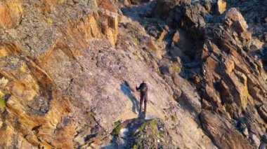 Gündoğumu sırasında Güney Tyrol, İtalya 'daki Texel grubunda ferrata üzerinden dağ zirvesine tırmanan erkek dağcı (adam)