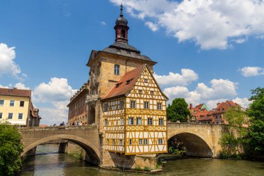 Bamberg, Yukarı Franconia, Bavyera, Almanya 'da Regnitz nehri üzerinde çan kulesi ve köprüleri olan eski belediye binası.