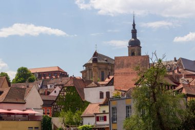 Bamberg şehri manzarası, yarım keresteli evler ve Bamberg 'deki St. Stephans kilisesi, Yukarı Franconia, Bavyera, Almanya