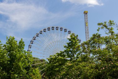 Dönme dolap ve iniş kulesi Erlangener Bergkirchweih, Erlangen, Almanya