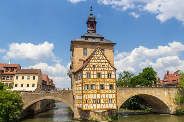 Bamberg, Yukarı Franconia, Bavyera, Almanya 'da Regnitz nehri üzerinde çan kulesi ve köprüleri olan eski belediye binası.