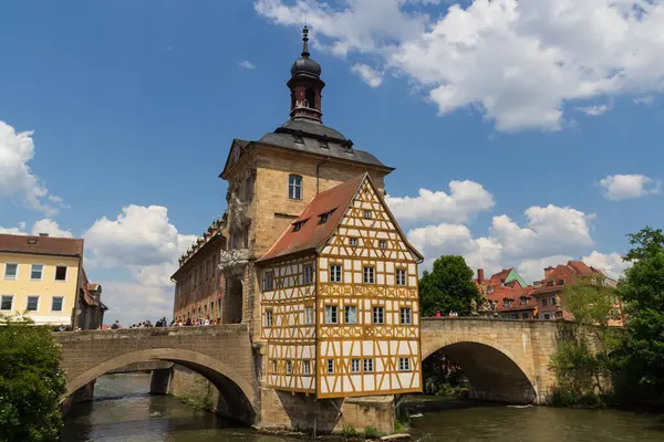 Bamberg, Yukarı Franconia, Bavyera, Almanya 'da Regnitz nehri üzerinde çan kulesi ve köprüleri olan eski belediye binası.