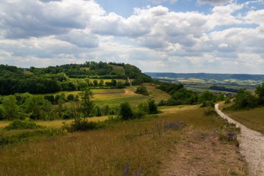 Rodenstein tepeli Panorama ve Almanya 'nın Franconian İsviçre bölgesindeki Walberla dağından görülen patika