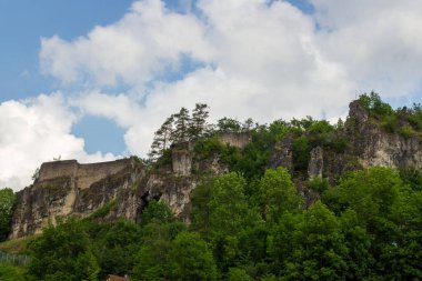 Wolfsberg Kalesi 'nin Franconian İsviçre' de Obertrubach yakınlarındaki Wolfsberg köyündeki kalıntıları, Almanya