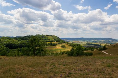 Rodenstein tepeli Panorama ve Almanya 'nın Franconian İsviçre bölgesindeki Walberla dağından görülen patika