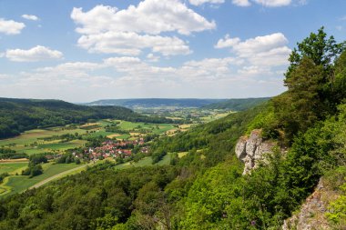 Tepe manzaralı kırsal manzara, çayırlar, orman, köy evleri Franconian İsviçre, Almanya 'da Unterzaunsbach