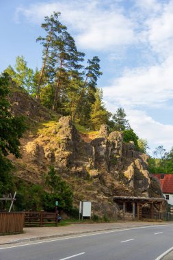 Franconian İsviçre, Almanya 'da Obertrubach' ta taşlı kırsal manzara