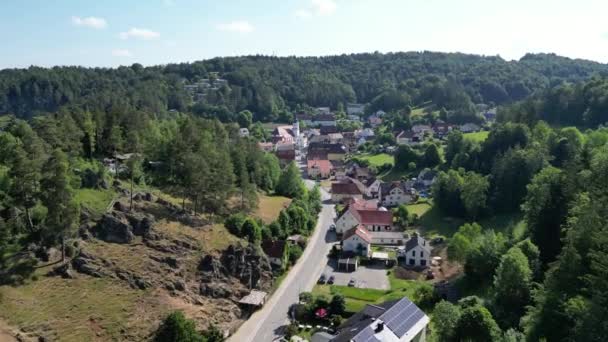 村のオーバートラバッハとフランケンシュタインの丘と森のパノラマビューへのフライト ドイツ — ストック動画
