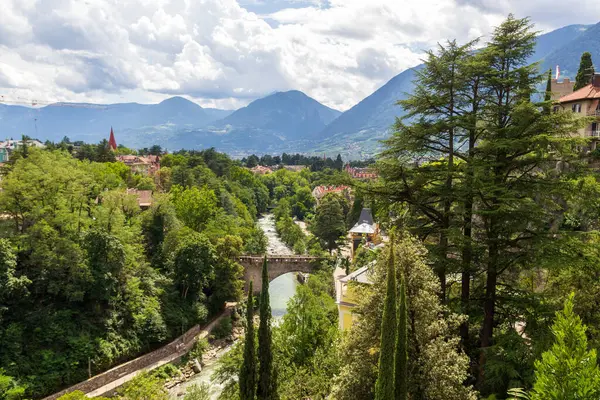 Merano 'da dağ manzarası ve köprüsü olan nehir gezisi, Güney Tyrol, İtalya