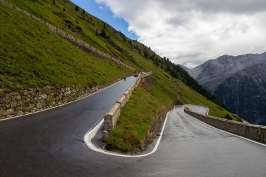 Stelvio Geçidi 'nin yılan yolu ve İtalya' daki dağ alpleri.