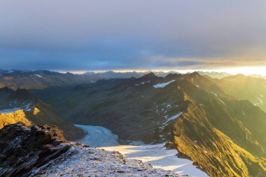 Güney Tyrol, İtalya 'daki Texel grubunda gün doğumunda Hochwilde zirvesinden görülen Oetztal Alplerindeki dağ ve buzulların panorama görüntüsü