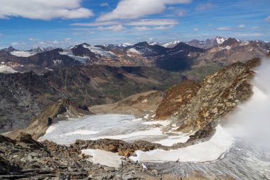 Oetztal Alplerindeki dağların ve buzulların manzarası Texel Grubu 'ndaki Hinterer Seelenkogel zirvesinden görüldü, Güney Tyrol, İtalya