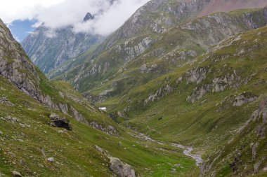 Alp kulübesi Lodnerhuette (Rifugio Cima Fiammante) ve Texel Grubu 'ndaki dağ deresi, Güney Tyrol, İtalya