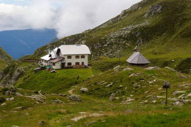 Alp kulübesi Lodnerhuette (Rifugio Cima Fiammante) dağlarda ve Tekel Grubu 'nda (Passeirer Gebirgsziege), Güney Tyrol, İtalya