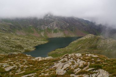 Langsee Gölü (Spronser gölleri), Texel Grubu 'nda bulutlar ve dağ manzarası, Güney Tyrol, İtalya