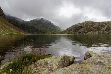 Langsee Gölü (Spronser gölleri), Texel Grubu 'nda bulutlar ve dağ manzarası, Güney Tyrol, İtalya