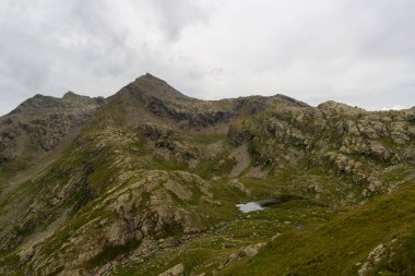 Tepedeki Spronser Roetelspitze ve Spronser Lakes ile Texel Grubu, Güney Tyrol, İtalya