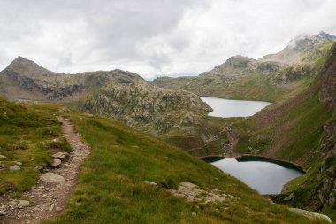 Tekel Grubu, Güney Tyrol, İtalya 'da Gruensee ve Langsee Gölü (Spronser Lakes) ile Dağ Panoraması