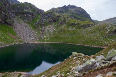 Langsee Gölü (Spronser Gölü) ve Texel Grubu 'nda dağ manzarası, Güney Tyrol, İtalya