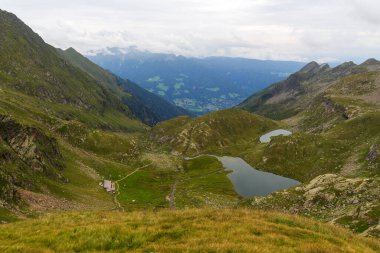 Kaserlacke Gölü (Spronser Gölü) ve Texel Grubu 'nda Alp Kulübesi Oberkaseralm ile Dağ Panoraması, Güney Tyrol, İtalya