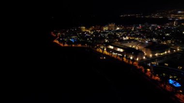 Atlantik Okyanusu üzerinden gece yarısı İspanya 'nın Tenerife Kanarya Adası' ndaki Playa de las Americas otellerine giden Panorama uçuşu.