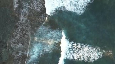 Atlantik Okyanusu 'nun yukarıdan görünen kıyısı boyunca uçmak ve İspanya' nın Tenerife Kanarya Adası 'ndaki Playa de las Americas tatil beldesinde dalgaların yükselmesi.