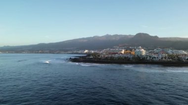 Atlantik Okyanusu 'nun panorama' sı, Playa de las Americas 'daki otel tatil beldeleri, Kanarya Adası Tenerife, İspanya' daki plaj ve volkan Teide ile çekim yaptı.