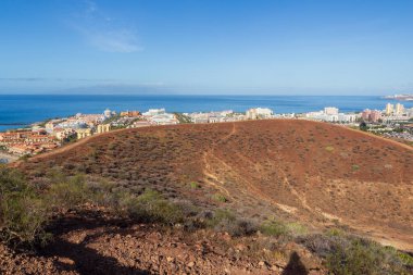 Montana Chayofita volkanı panoraması, Playa de las Americas tatil beldesi otelleri ve Tenerife Kanarya Adası 'ndaki Atlantik Okyanusu, İspanya