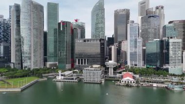 Singapur - 5 Ekim 2024: Marina Körfezi Finans Merkezi 'nde banka ve ofis gökdelenleri bulunan Singapur silueti boyunca uçuş