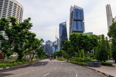 Plaj Yolu, gökdelenler ve Singapur 'daki Güney Sahili Kulesi' nin manzarası.