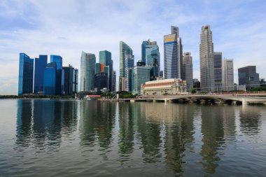 Sabahları Marina Körfezi Finans Merkezi 'nde banka ve ofis gökdelenleri olan Singapur silueti manzarası