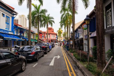 Singapur - 5 Ekim 2024: Singapur 'un Kampong Glam ilçesinde Sultan Camii ile Arap Caddesi yakınlarındaki Muscat Caddesi' nde korunan dükkanlar, arabalar ve palmiye ağaçları