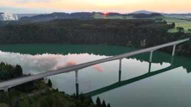 Lechtalbrcke Schongau Köprüsü (Lechtalbrcke Schongau) ve Lech Nehri üzerinden sabah saatlerinde dağ alpleri ile Almanya 'nın doğumu sırasında yapılan uçuş.