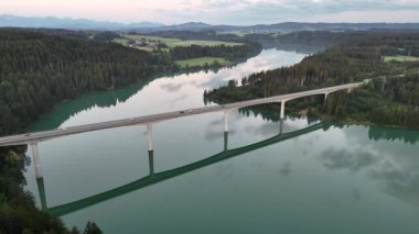 Lechtalbrcke Schongau Köprüsü (Lechtalbrcke Schongau) ve Lech Nehri üzerinden sabah saatlerinde dağ alpleri ile Almanya 'nın doğumu sırasında yapılan uçuş.