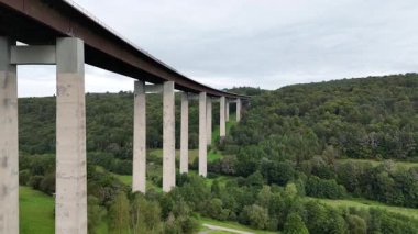 Almanya 'nın Rhn Dağları' ndaki Schmale Sinn nehri vadisinde Grenzwaldbrcke karayolu köprüsünün sütunları boyunca uçuş