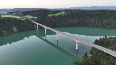 Lechtalbrcke Schongau Köprüsü (Lechtalbrcke Schongau) ve Lech Nehri üzerinden sabah saatlerinde dağ alpleri ile Almanya 'nın doğumu sırasında yapılan uçuş.