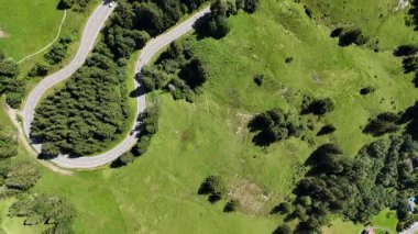 Almanya 'daki Oberjoch Geçidi' nden aşağı dağ manzaralı uçuş.