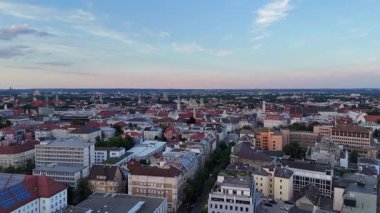 Augsburg şehir merkezine doğru Panorama uçuşu belediye binası ve çan kulesi Perlachturm, Almanya