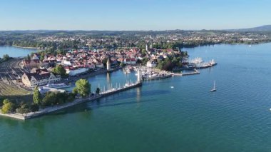 Almanya 'daki Lindau Gölü' nde (Bodensee) deniz feneri ve Bavyera Aslanı heykeli ile Liman girişine doğru Panorama uçuşu