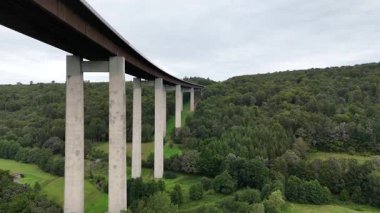 Almanya 'nın Rhn Dağları' ndaki Schmale Sinn nehri vadisinde Grenzwaldbrcke karayolu köprüsünün sütunları boyunca uçuş